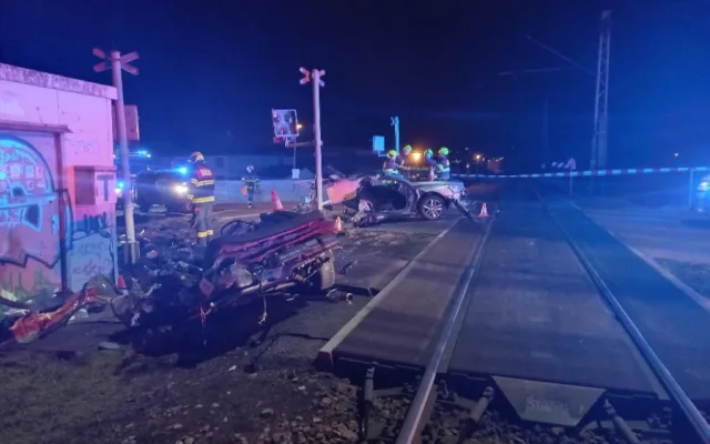 Tragická nehoda v Hrdějovicích: Na přejezdu se střetlo osobní auto s vlakem, jedna osoba srážku nepřežila