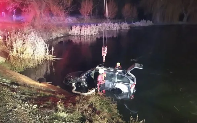 U Doňova sjelo auto do rybníka. Hasiči museli odčerpat 30 litrů provozních kapalin