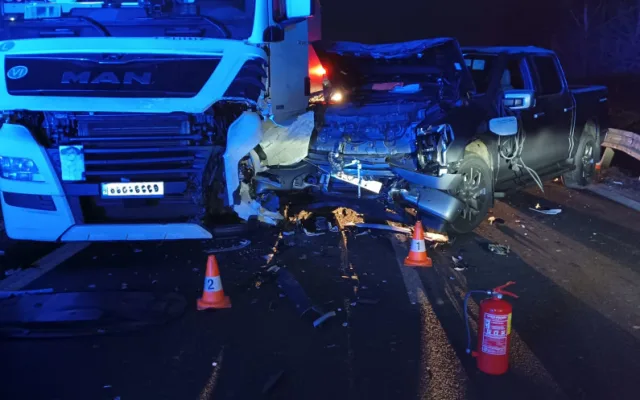 U Doňova sjelo auto do rybníka. Hasiči museli odčerpat 30 litrů provozních kapalin