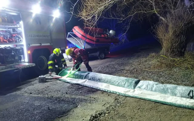 U Doňova sjelo auto do rybníka. Hasiči museli odčerpat 30 litrů provozních kapalin