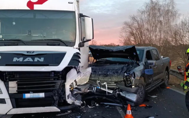 U Doňova sjelo auto do rybníka. Hasiči museli odčerpat 30 litrů provozních kapalin