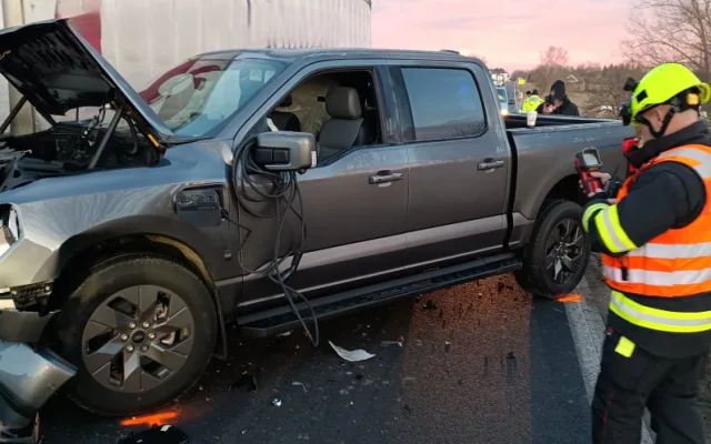 U Doňova sjelo auto do rybníka. Hasiči museli odčerpat 30 litrů provozních kapalin