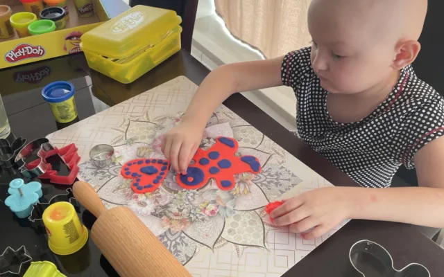 Z obyčejné bolesti zad se u pětileté holčičky vyklubalo onkologické onemocnění. Musela podstoupit transplantaci kostní dřeně