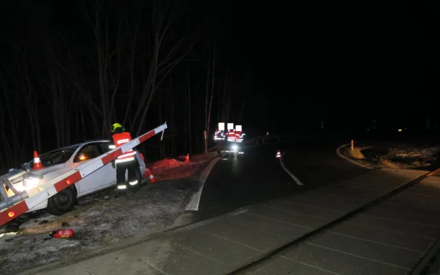 Řídil opilý a povalil železniční závoru