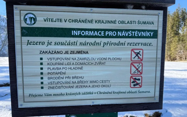 Návštěvníci Šumavy masivně vstupují na plochu zamrzlých jezer. Porušují tak zákon a riskují tučnou pokutu