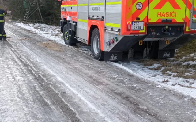 U Starého Města pod Landštejnem se převrátil kamion, řidič zůstal ve voze zaklíněn