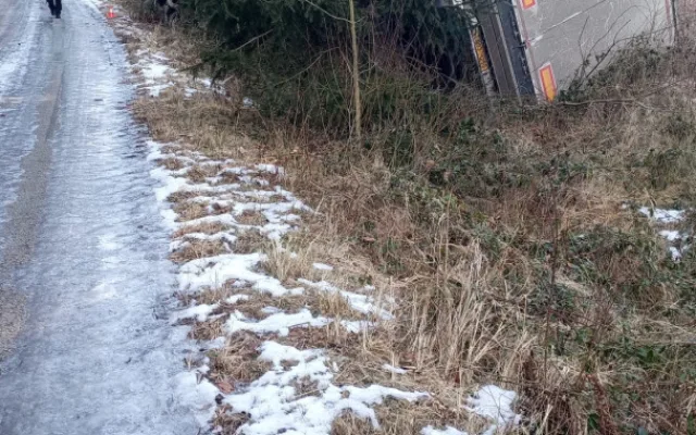 U Starého Města pod Landštejnem se převrátil kamion, řidič zůstal ve voze zaklíněn