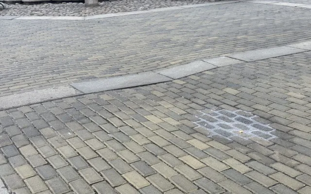 Dlažba na náměstí je opět zvlněná. Zda za to může kluziště není jasné