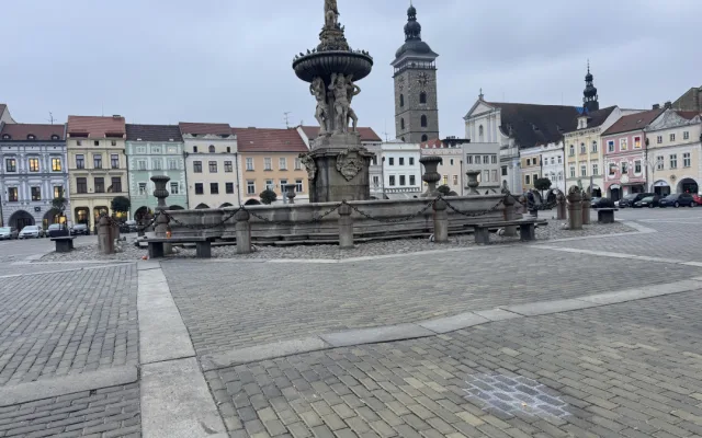 Dlažba na náměstí je opět zvlněná. Zda za to může kluziště není jasné