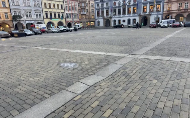 Dlažba na náměstí je opět zvlněná. Zda za to může kluziště není jasné