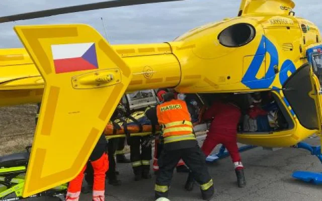 Vážná dopravní nehoda u Bechyně. Senior z neznámých důvodů vyjel z vozovky a narazil do betonového mostku