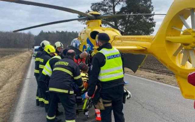 Vážná dopravní nehoda u Bechyně. Senior z neznámých důvodů vyjel z vozovky a narazil do betonového mostku