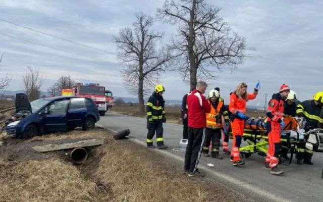 Vážná dopravní nehoda u Bechyně. Senior z neznámých důvodů vyjel z vozovky a narazil do betonového mostku