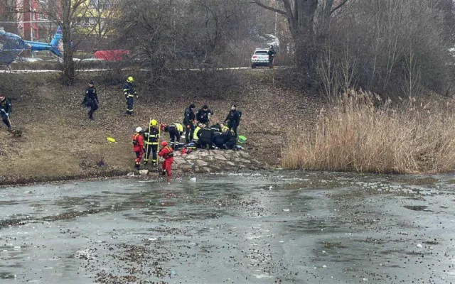 Tonoucí chlapce vytáhli z mrznoucí vody náhodní kolemjdoucí, jedním z nich byl táborský řidič záchranné služby