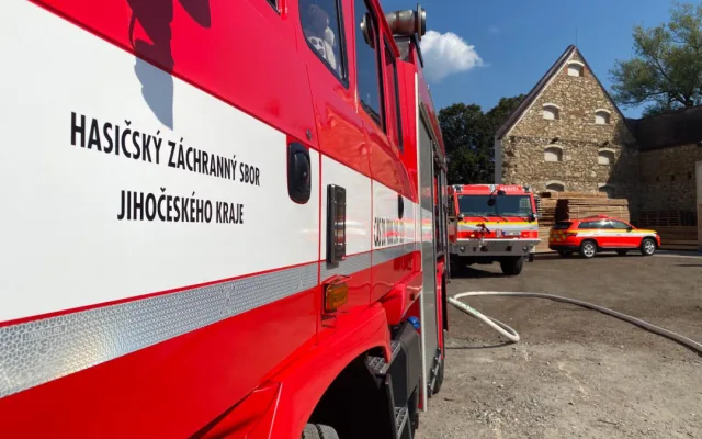 Ani v roce 2024 se počty zásahů jihočeských hasičů nesnížily