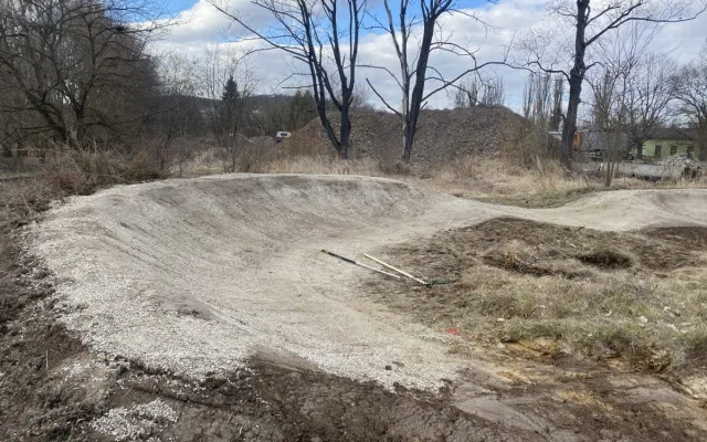 Pumptrack ve Strakonicích je kvůli jarní úpravě dočasně uzavřený, hlídají ho kamery