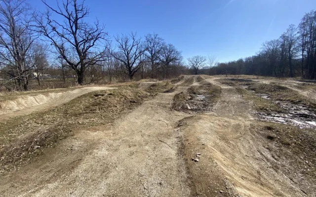 Pumptrack ve Strakonicích je kvůli jarní úpravě dočasně uzavřený, hlídají ho kamery