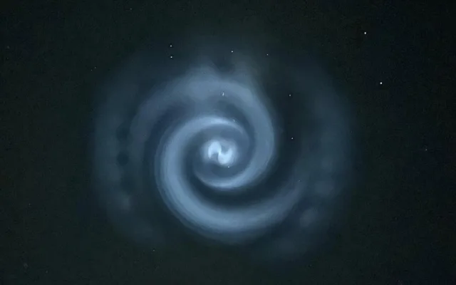 Tajemná spirála na nebi fascinovala. Nešlo o UFO, ale o přebytečné palivo rakety Falcon 9, vypuštěné na Floridě