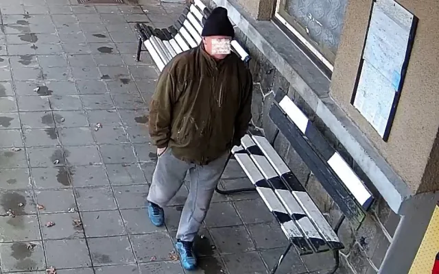 Zloděj se vloupal do nádražní budovy. Policie pátrá po dvojici na fotografiích