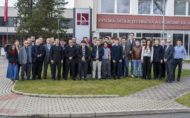Mladí technici se utkali na půdě VŠTE: Technická soutěž přilákala talenty z Čech i Slovenska