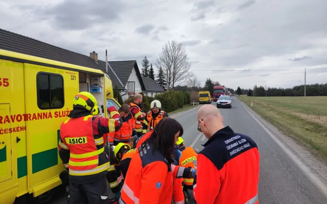 U Halámek srazilo auto cyklistu. Silnice je zcela uzavřená, zasahoval i vrtulník