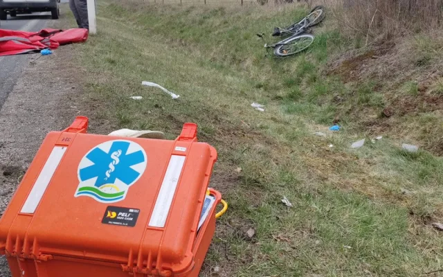 U Halámek srazilo auto cyklistu. Silnice je zcela uzavřená, zasahoval i vrtulník