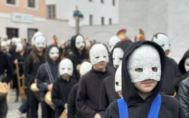 Velikonoční hrkání je po roční pauze opět zpět. První letošní průvod přišly podpořit desítky lidí