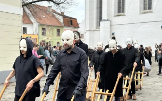 Velikonoční hrkání je po roční pauze opět zpět. První letošní průvod přišly podpořit desítky lidí