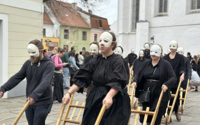 Velikonoční hrkání je po roční pauze opět zpět. První letošní průvod přišly podpořit desítky lidí