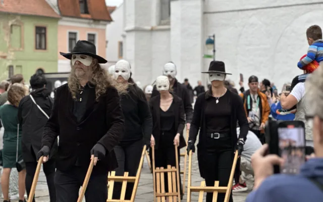 Velikonoční hrkání je po roční pauze opět zpět. První letošní průvod přišly podpořit desítky lidí
