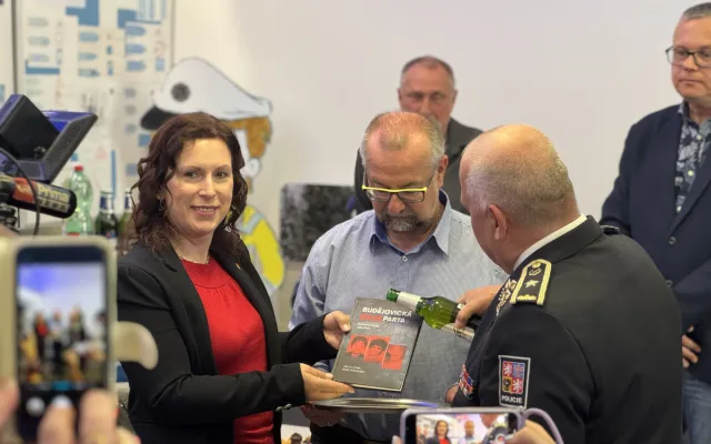 Knihu pokřtila primátorka města Dagmar Škodová Parmová a policejní ředitel Luděk Procházka.