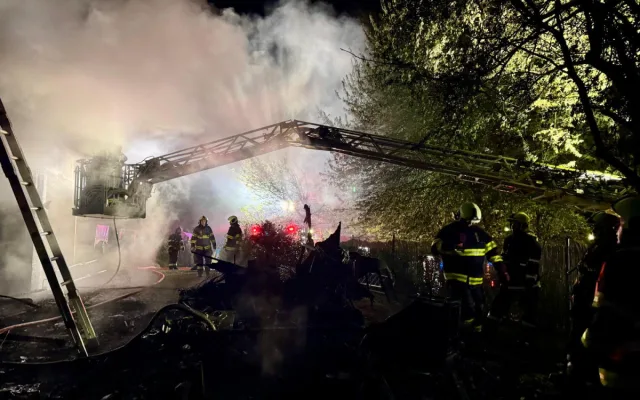 Požár garáže způsobila závada na sekačce. Škoda je skoro milion korun