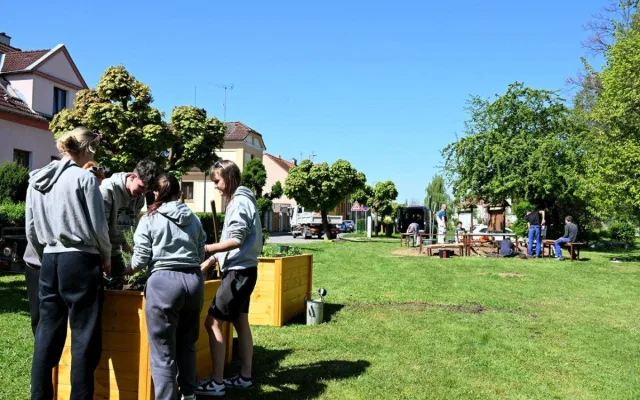 Žáci čtyř středních píseckých škol vybudovali vlastní studentský park