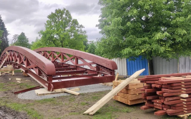 Na Sokolák se vrátí opravená dřevěná lávka. Projdete se po ní už v pátek