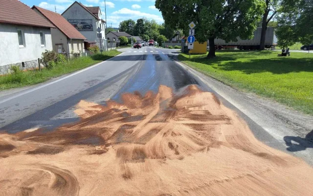 V Přísečné vyteklo na ulici 1000 litrů nafty, dostala se i do kanalizace