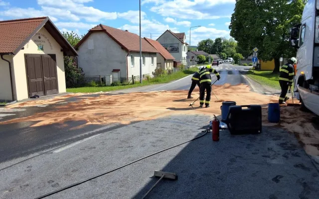 V Přísečné vyteklo na ulici 1000 litrů nafty, dostala se i do kanalizace