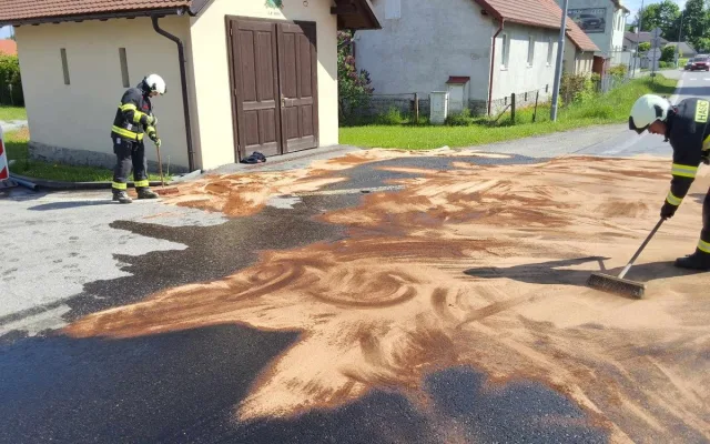 V Přísečné vyteklo na ulici 1000 litrů nafty, dostala se i do kanalizace