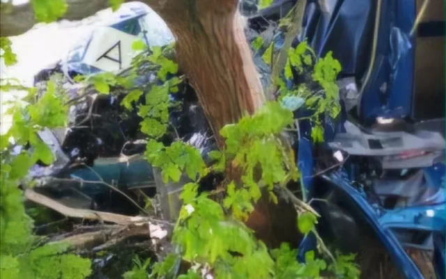 Vážná nehoda u Pištína. Vážně zraněný řidič dodávky zůstal zaklíněn ve vozidle