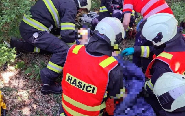 Vážná nehoda u Pištína. Vážně zraněný řidič dodávky zůstal zaklíněn ve vozidle