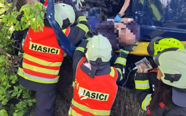 Vážná nehoda u Pištína. Vážně zraněný řidič dodávky zůstal zaklíněn ve vozidle