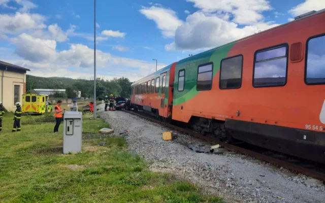 V Kájově se srazilo auto s vlakem. Zraněnou řidičku letecky převezli do nemocnice