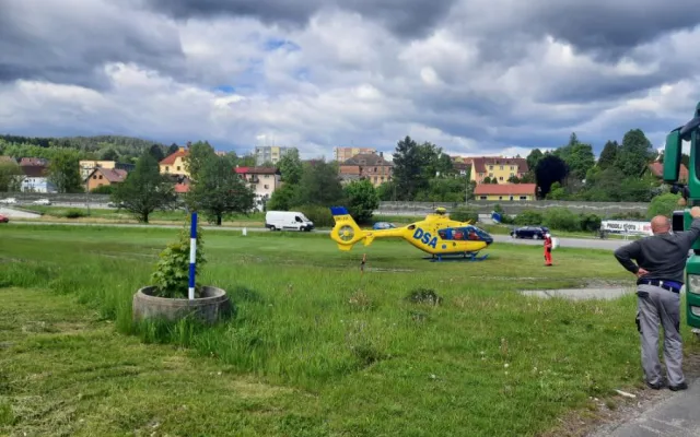 V Kájově se srazilo auto s vlakem. Zraněnou řidičku letecky převezli do nemocnice