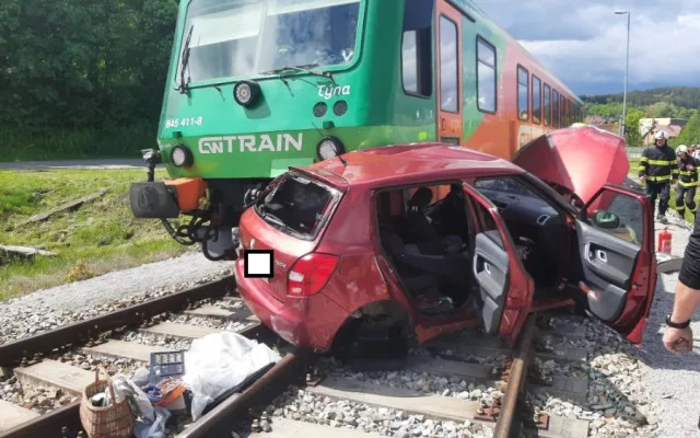 V Kájově se srazilo auto s vlakem. Zraněnou řidičku letecky převezli do nemocnice
