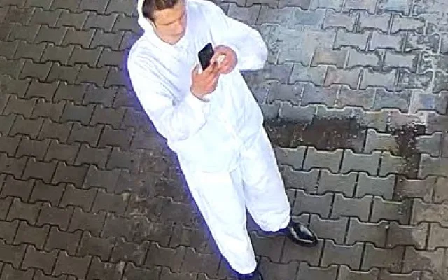 Svědek, který by mohl mít informace k dopadení pachatele.