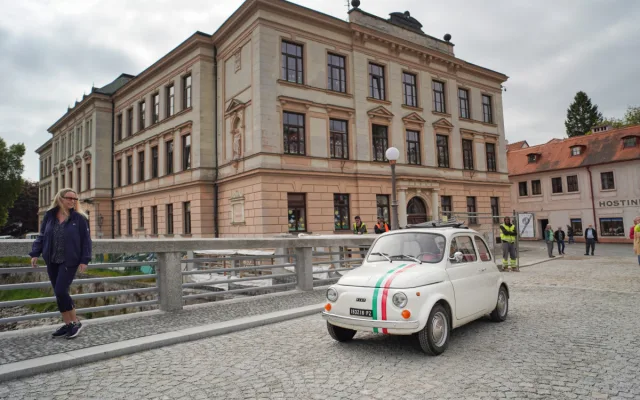 Zrekonstruovaný most v Krumlově je otevřený. Jeho novou éru odstartoval starý Fiat 500