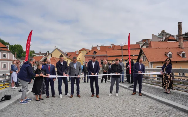 Zrekonstruovaný most v Krumlově je otevřený. Jeho novou éru odstartoval starý Fiat 500