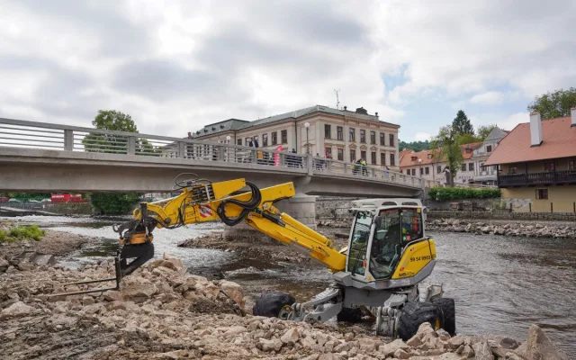 Zrekonstruovaný most v Krumlově je otevřený. Jeho novou éru odstartoval starý Fiat 500