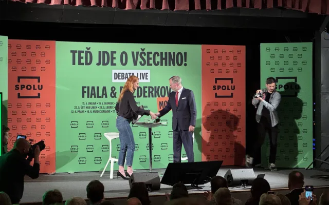 Platy politiků, životní prostředí, ale i chemtrails. Premiér Fiala odpovídal na dotazy v budějckém Metropolu