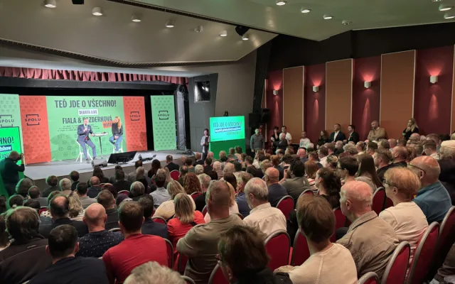 Platy politiků, životní prostředí, ale i chemtrails. Premiér Fiala odpovídal na dotazy v budějckém Metropolu