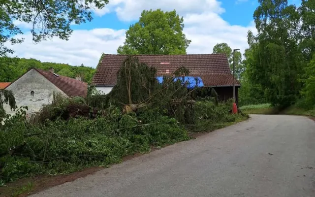 U Českého Krumlova se objevilo tornádo. Znělo to jako jedoucí kolona bagrů, popisují svědci